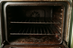 Four très encrassé avant-après : nettoyage efficace au bicarbonate et vinaigre pour éliminer graisse et résidus brûlés